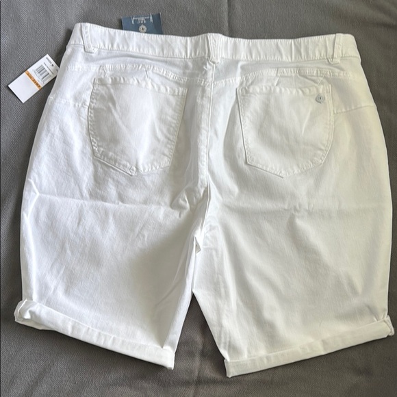 Democracy White Bermuda Shorts Classic Summer Style Plus Size 24WP - Picture 5 of 7